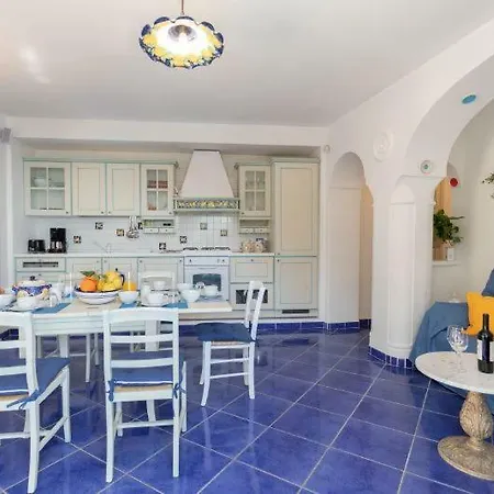 Sleeps 6 Air Con Praiano
