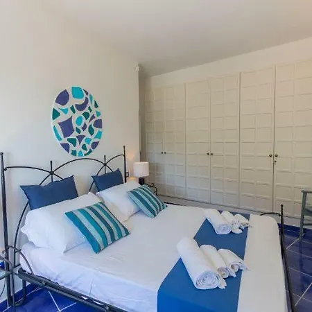 Sleeps 6 Air Con * Praiano