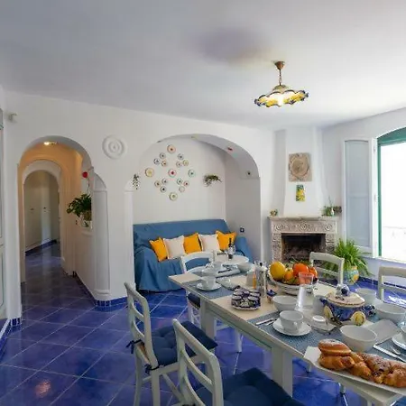 Sleeps 6 Air Con Villa Praiano