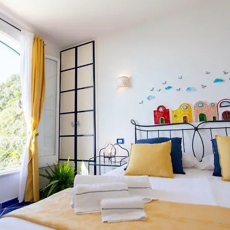 Sleeps 6 Air Con Villa Praiano