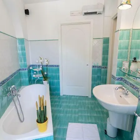 Sleeps 6 Air Con