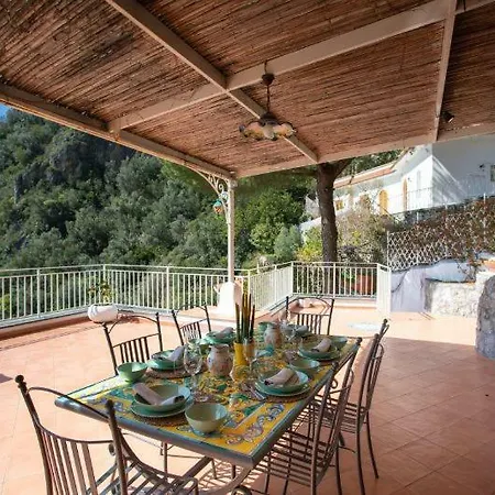 Sleeps 6 Air Con Villa Praiano